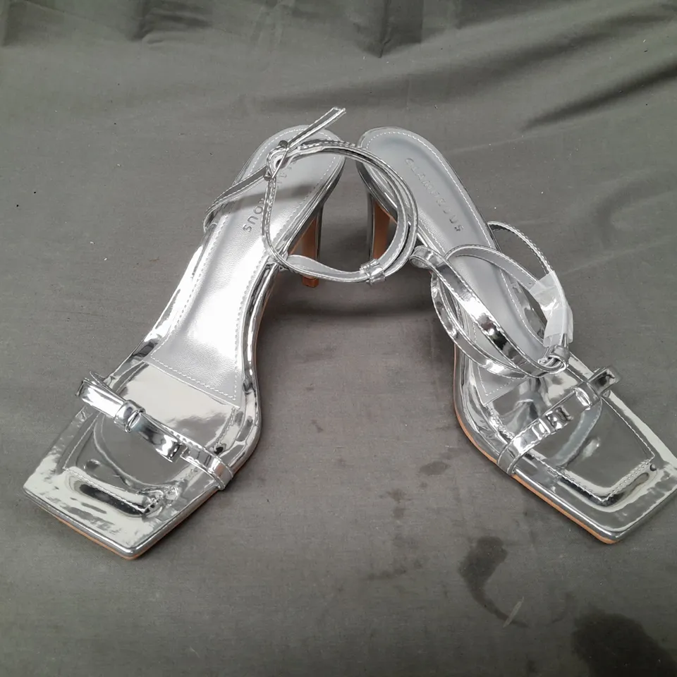 BOXED PAIR OF GLAMOROUS OPEN TOE HEELED SANDALS IN METALLIC SILVER SIZE 6