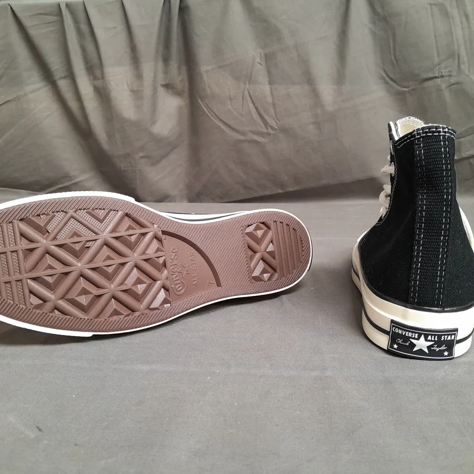 BOXED PAIR OF CONVERSE ALL STAR SHOES SIZE UK 7