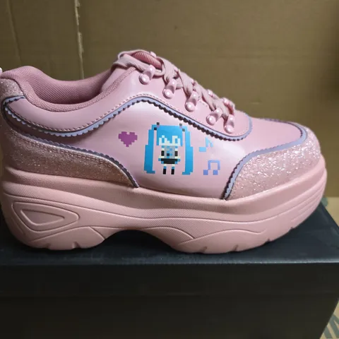 BOXED PAIR OF KOI X HATSUNE MIKU VIRTUAL DIVA MIKU CHUNKY TRAINERS - PINK, UK 9 