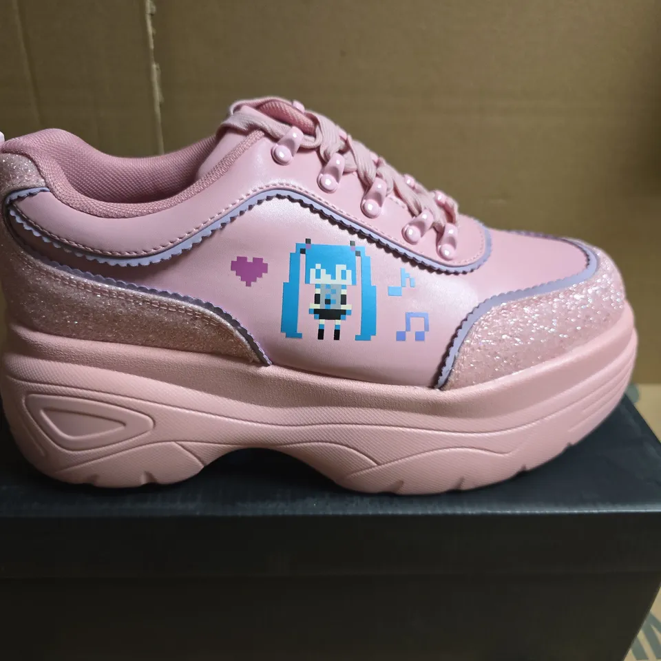 BOXED PAIR OF KOI X HATSUNE MIKU VIRTUAL DIVA MIKU CHUNKY TRAINERS - PINK, UK 9