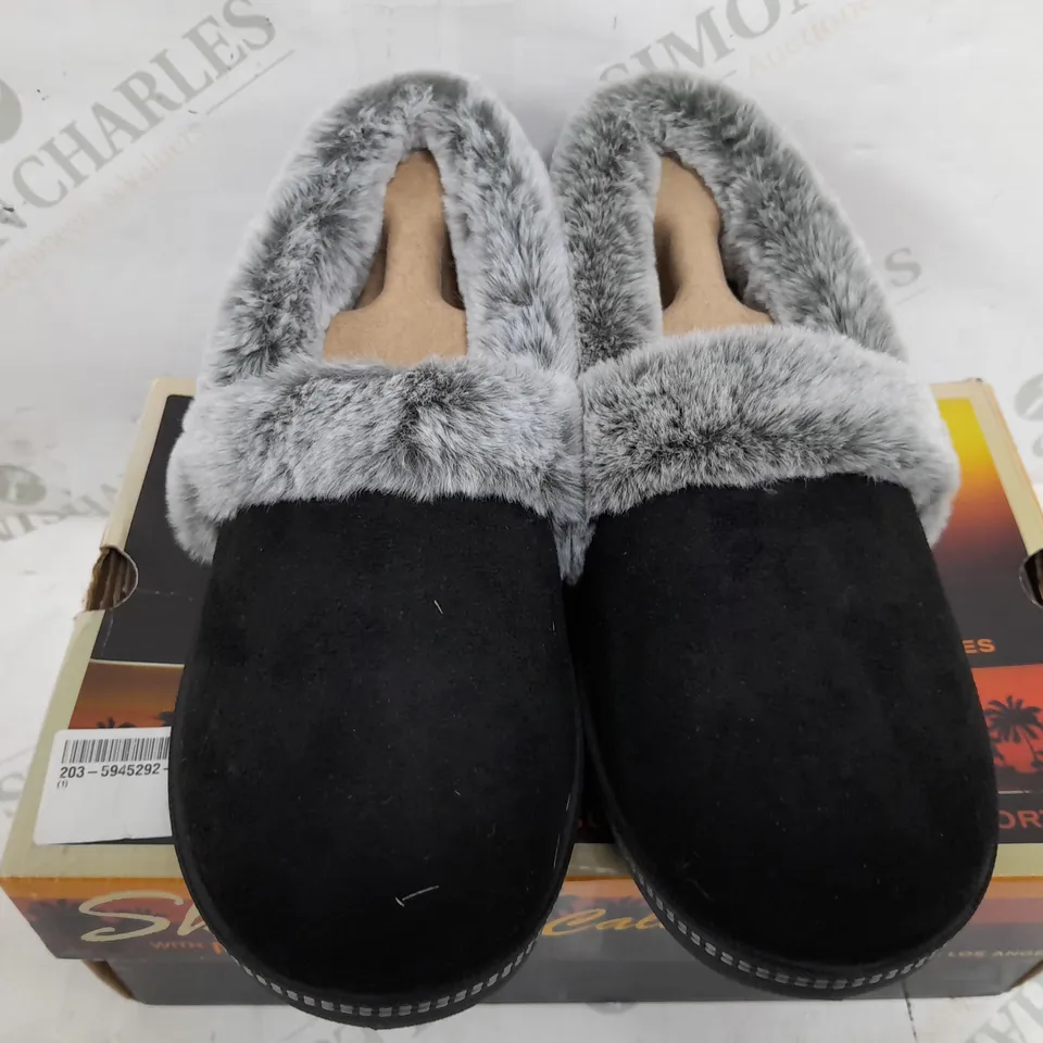 BOXED PAIR OF SKECHERS CALI SLIPPERS IN BLACK/GREY - UK 4