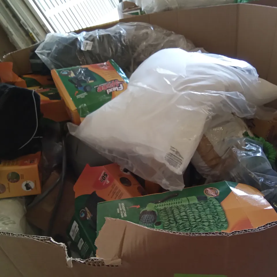 PALLET OF ASSORTED ITEMS INCLUDING ELVIROS MEMORY FOAM CERVICAL PILLOW, FLEXI HOSE, METERK HOSE, AMISGLASS, SOTOR LUMBAR SUPPORT PILLOW