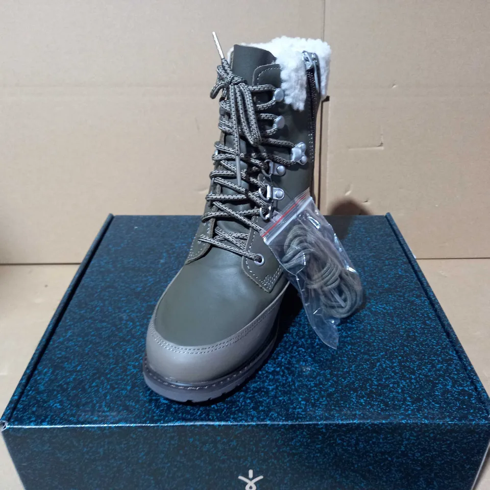 BOXED PAUR OF EMU OKAB FAUX LEATHER BOOTS IN DARK OLIVE UK SIZE 5
