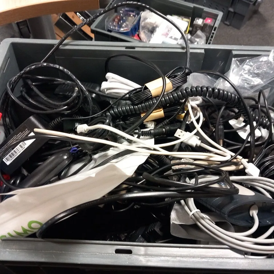 LARGE QUANTITY OF ASSORTED ELECTRICAL PRODUCTS TO INCLUDE; REMOTES, CHARGING CABLES AND HID OMNIKEY