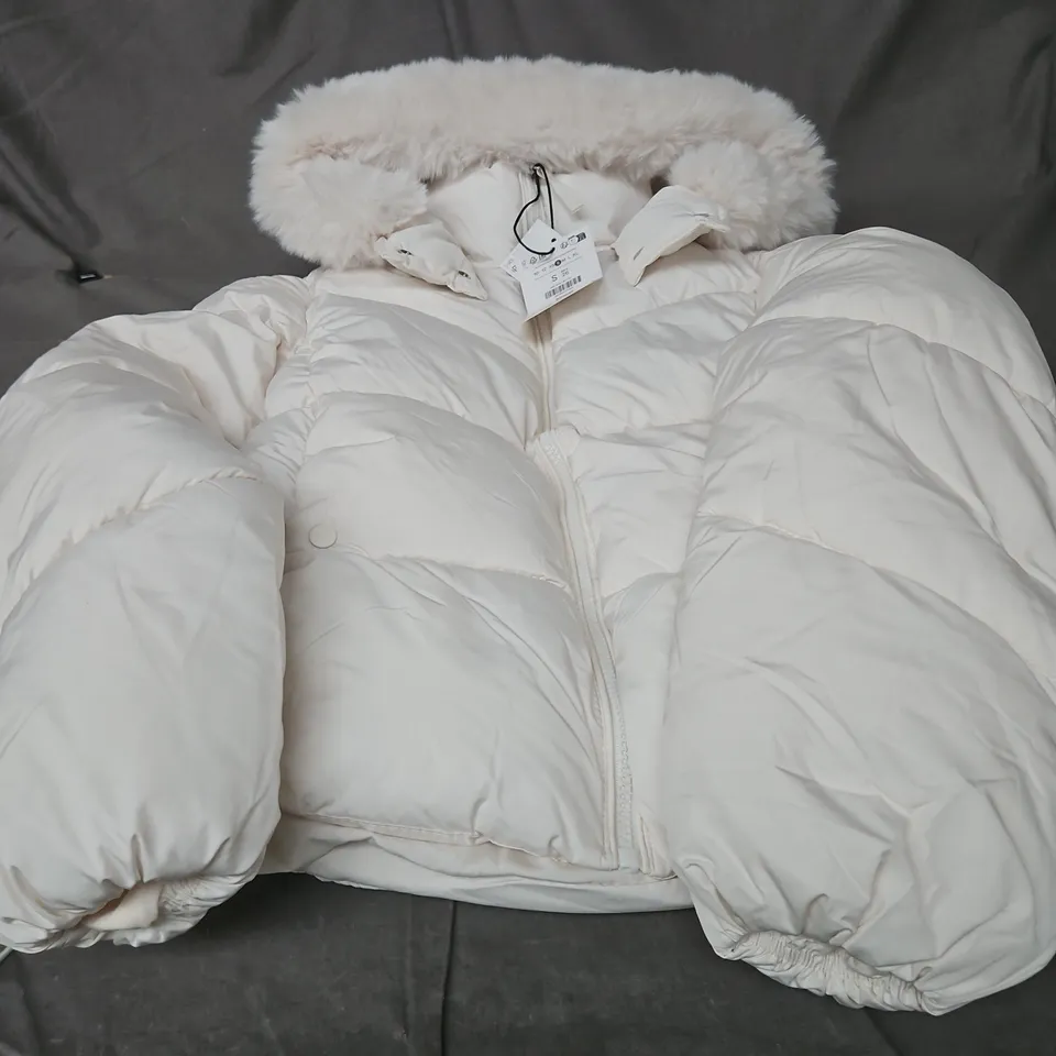 BERSHKA CREAM PUFFER JACKET WITH FUR TRIM HOOD – SIZE S