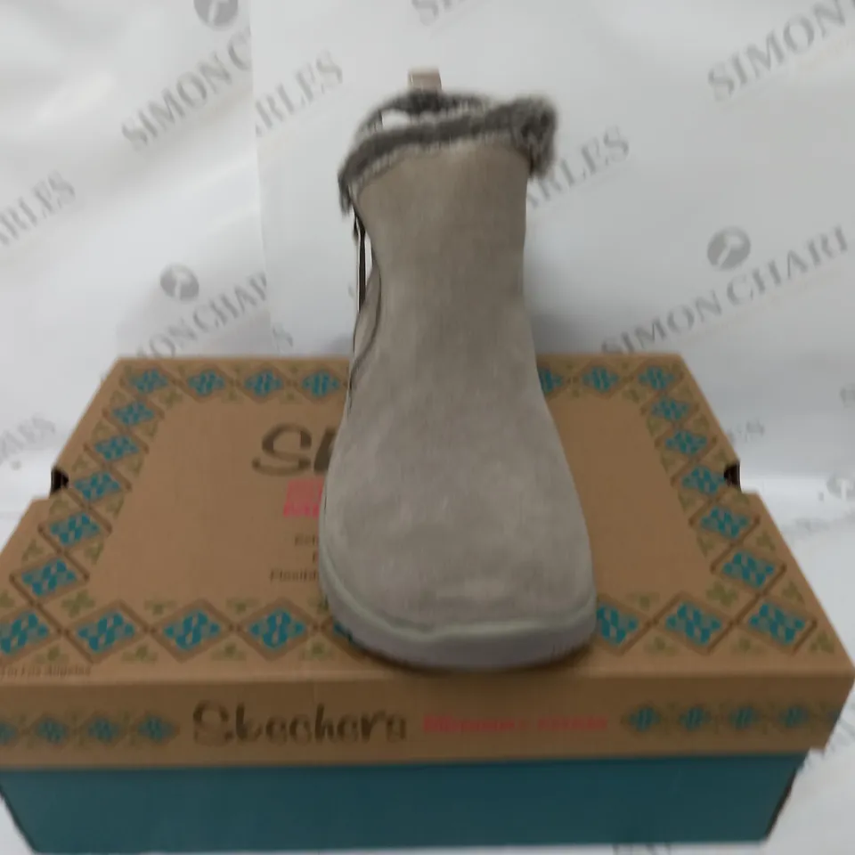 BOXED PAIR OF SKECHERS HIGH ZIP BOOTS MUSHROOM SIZE 8