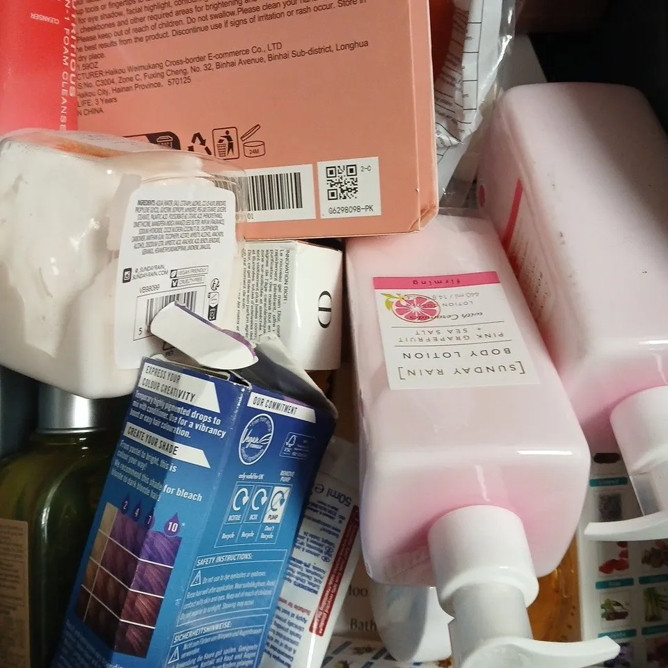 APPROXIMATELY 15 ASSORTED HEALTH & BEAUTY PRODUCTS TO INCLUDE COLLAGEN MASK, GARNIER HAIR FOOD, SIMPLE CREAM CLEANSER ETC 