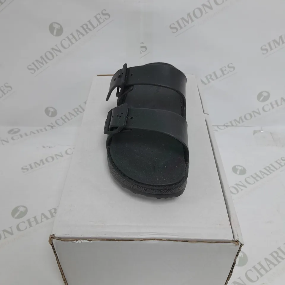 BOXED PAIR OF SKETCHERS ARCH FIT FOAMIES BLACK SIZE 5 SANDAL 