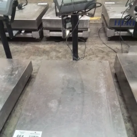 COMMERCIAL FLOOR SCALE WITH DEFENDER 3000 DISPLAY