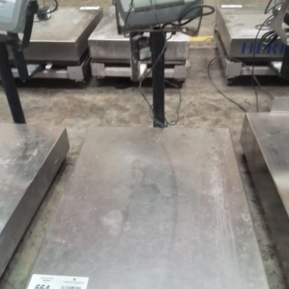 COMMERCIAL FLOOR SCALE WITH DEFENDER 3000 DISPLAY