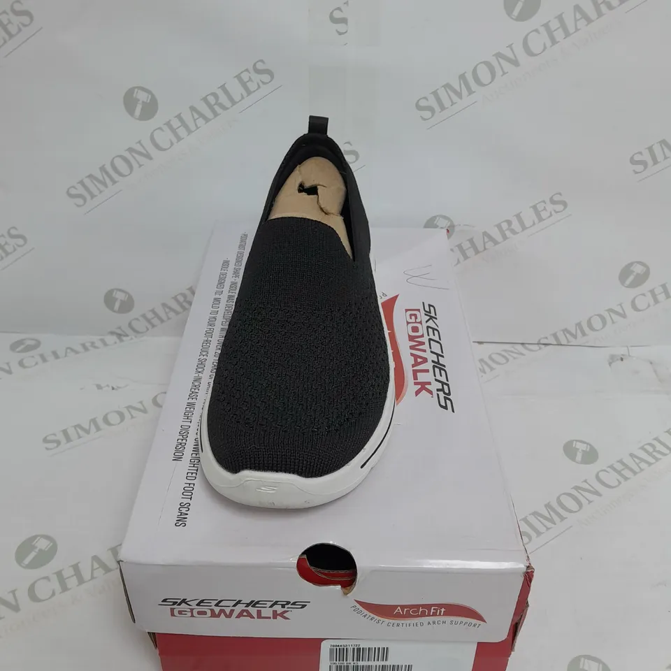 BOXED SKECHERS GO WALK ARCH FIT DELORA SLIP ON TRAINERS, BLACK - SIZE 3
