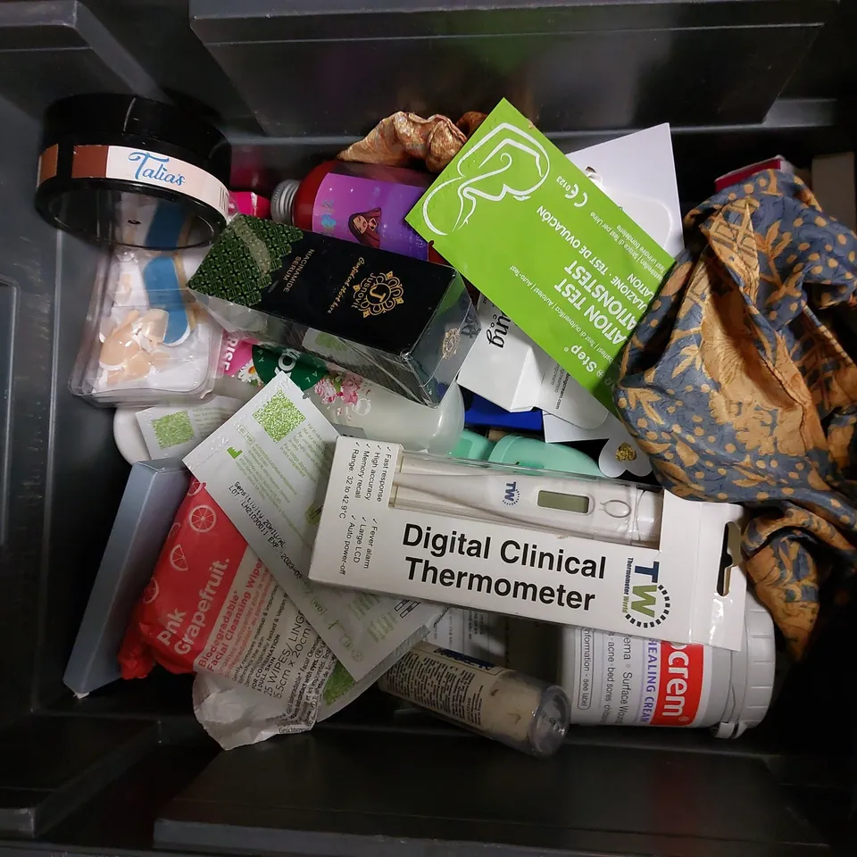 BOX OF APPROX 10 COSMETIC ITEMS TO INCLUDE RADOX SHOWER GEL, SUDOCREM, 4HEAD STICK