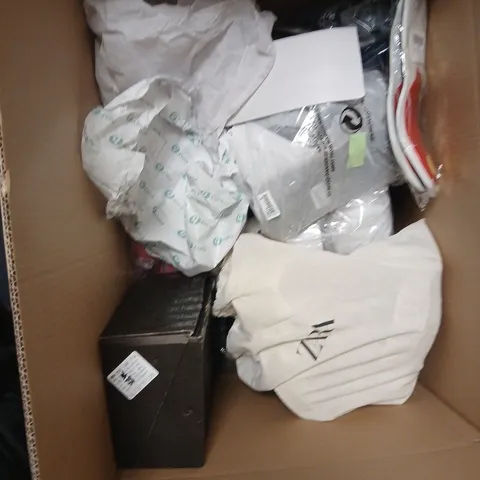 BOX OF APPROXIMATELY 15 ASSORTED SHOES TO INCLUDE: DREAM PARIS HEELS