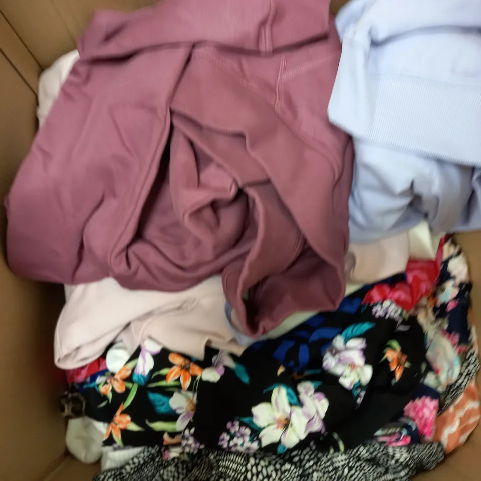 BOX OF APPROX 20 ASSORTED CLOTHING ITEMS TO INCLUDE - JUMPERS - TOPS AND TROUSERS 
