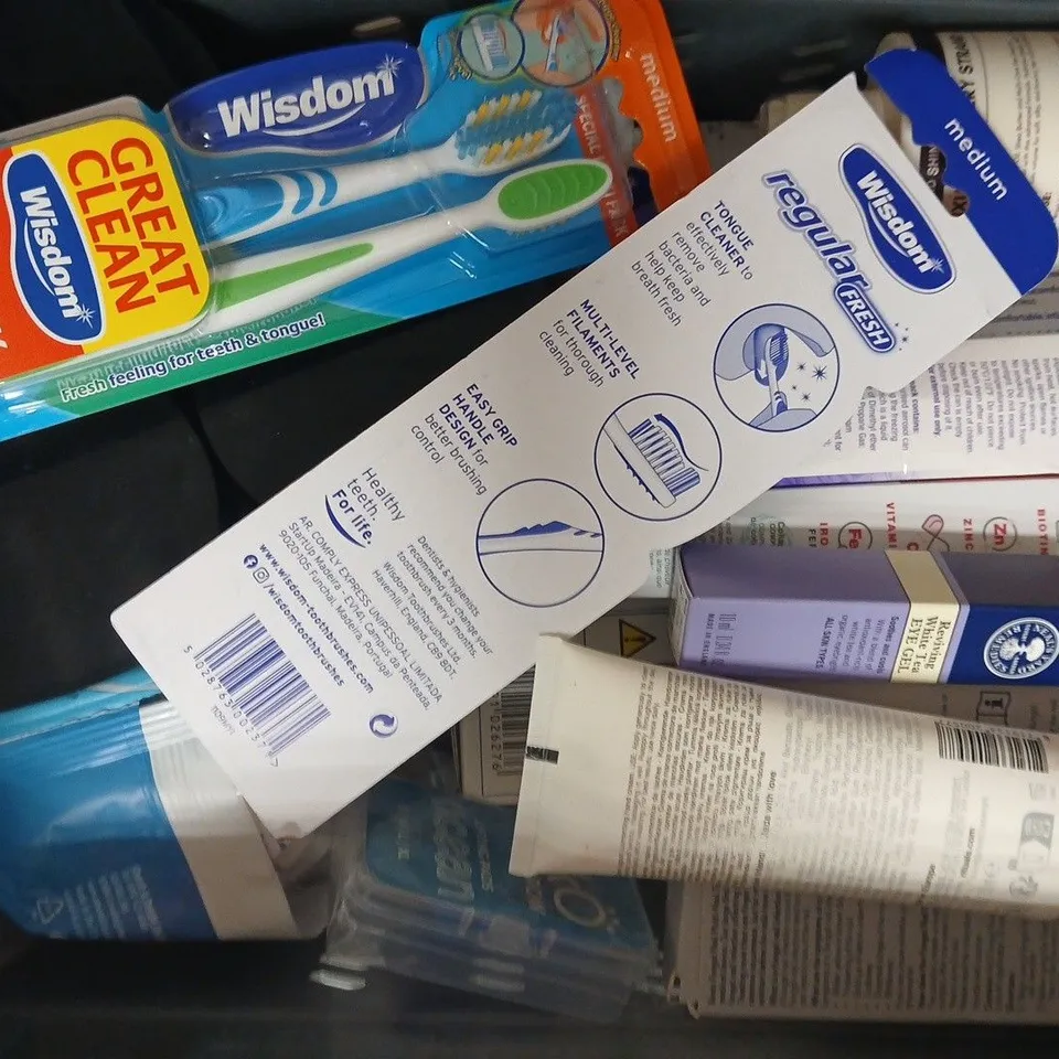 APPROXIMATELY 15 ASSORTED COSMETIC ITEMS INCLUDING VARIOUS MAKES AND BRANDS - COLLECTION ONLY