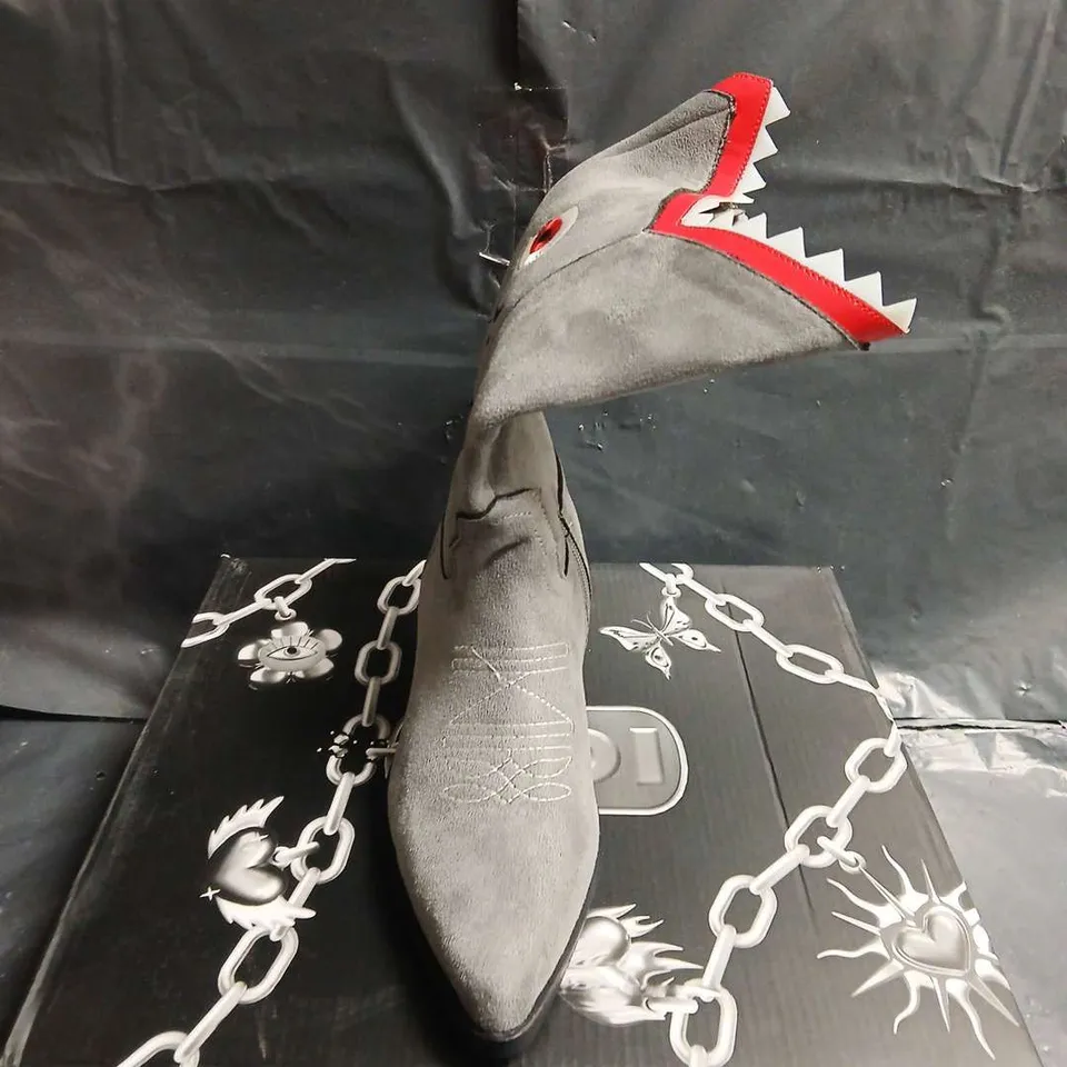 BOXED PAIR OF KOI SHARK GREY SUEDE KNEE-HIGH BOOTS WITH RED JAGGED TRIM – WOMEN'S FOOTWEAR - UK SIZE 3
