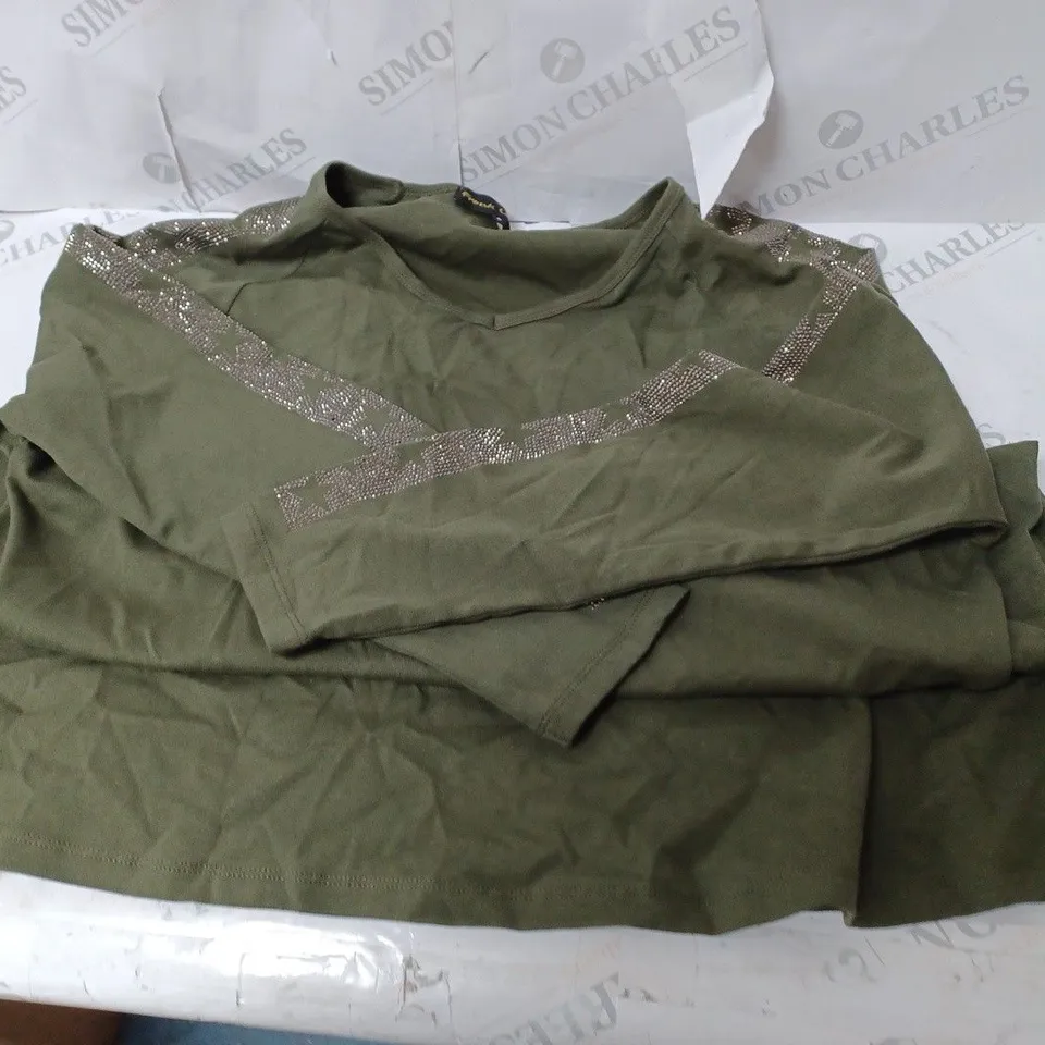 APPROXIMATELY 10 CLOTHING INCLUDING: LONG SLEEVE SHORTS AND SLEEVLESS FUR JACKETS (ALL OF DIFFERENT SIZES AND COLOURS)