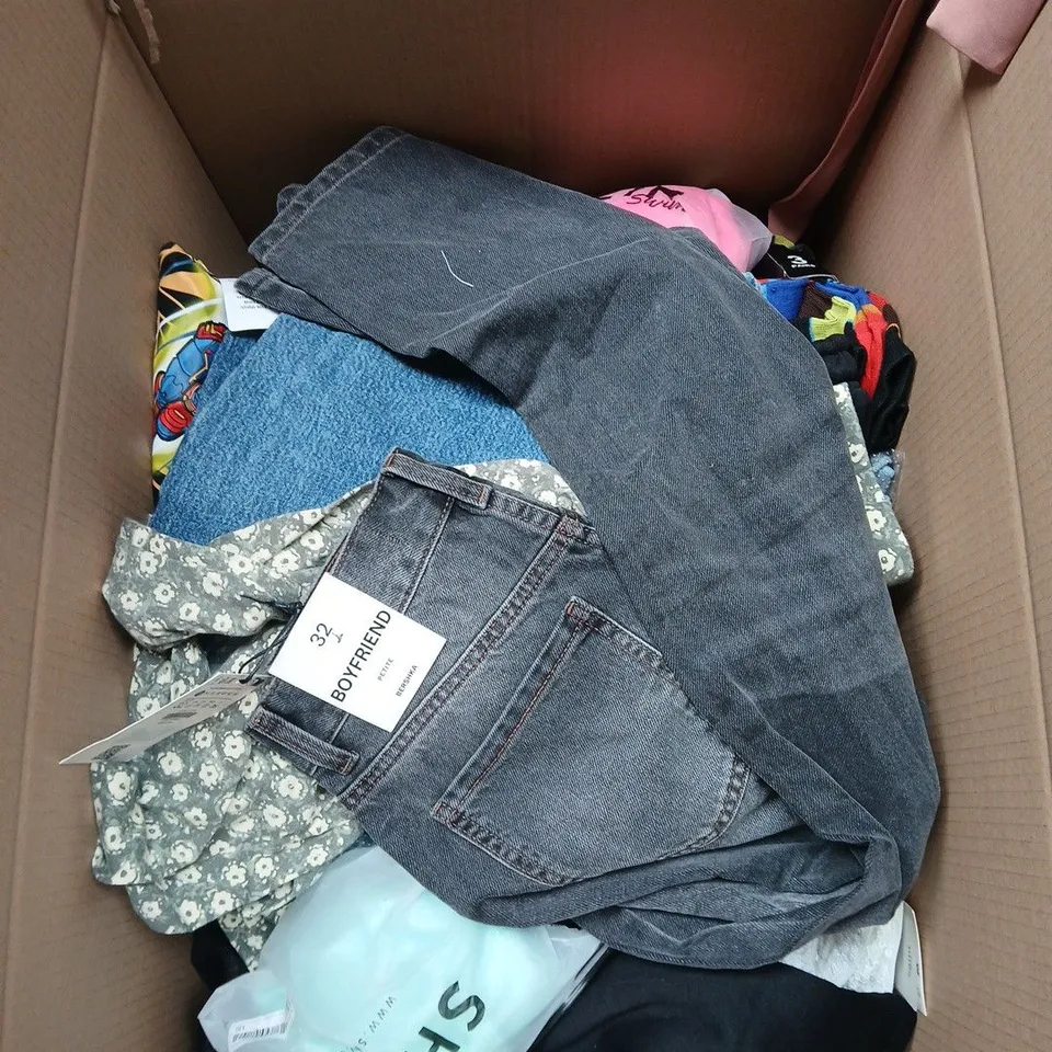 LARGE BOX OF APPROXIMATELY 20 ASSORTED CLOTHING ITEMS IN VARIOUS SIZES, STYLES AND COLOUR 