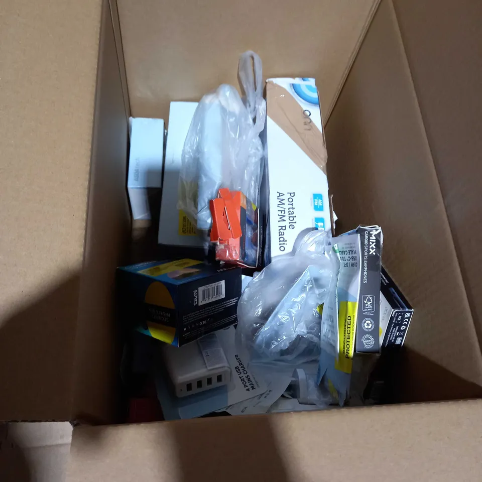 LOT OF APPROX 15 ASSORTED ELECTRICAL ITEMS TO INCLUDE: HDMI CABLE, AERIAL, UNIVERSAL WALL MOUNT