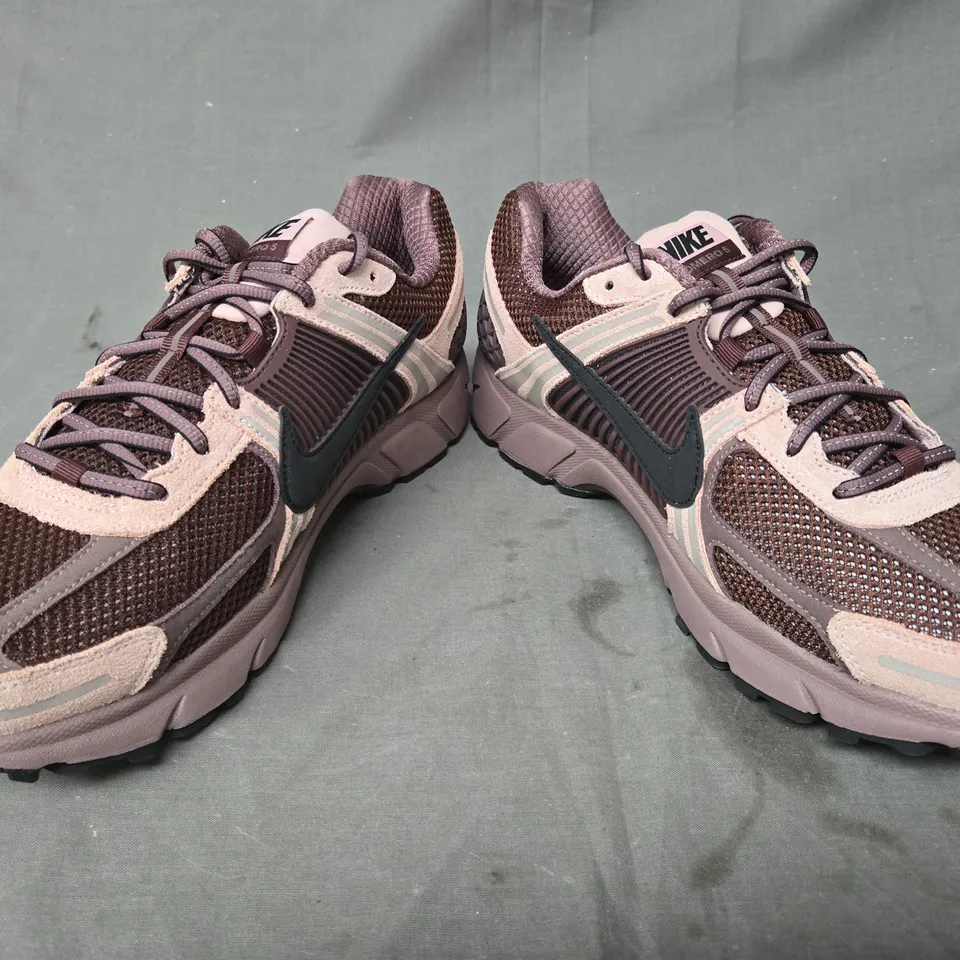 BOXED PAIR OF NIKE WOMEN'S VOMERO 5 SHOES IN PINK/PLUM UK SIZE 10.5