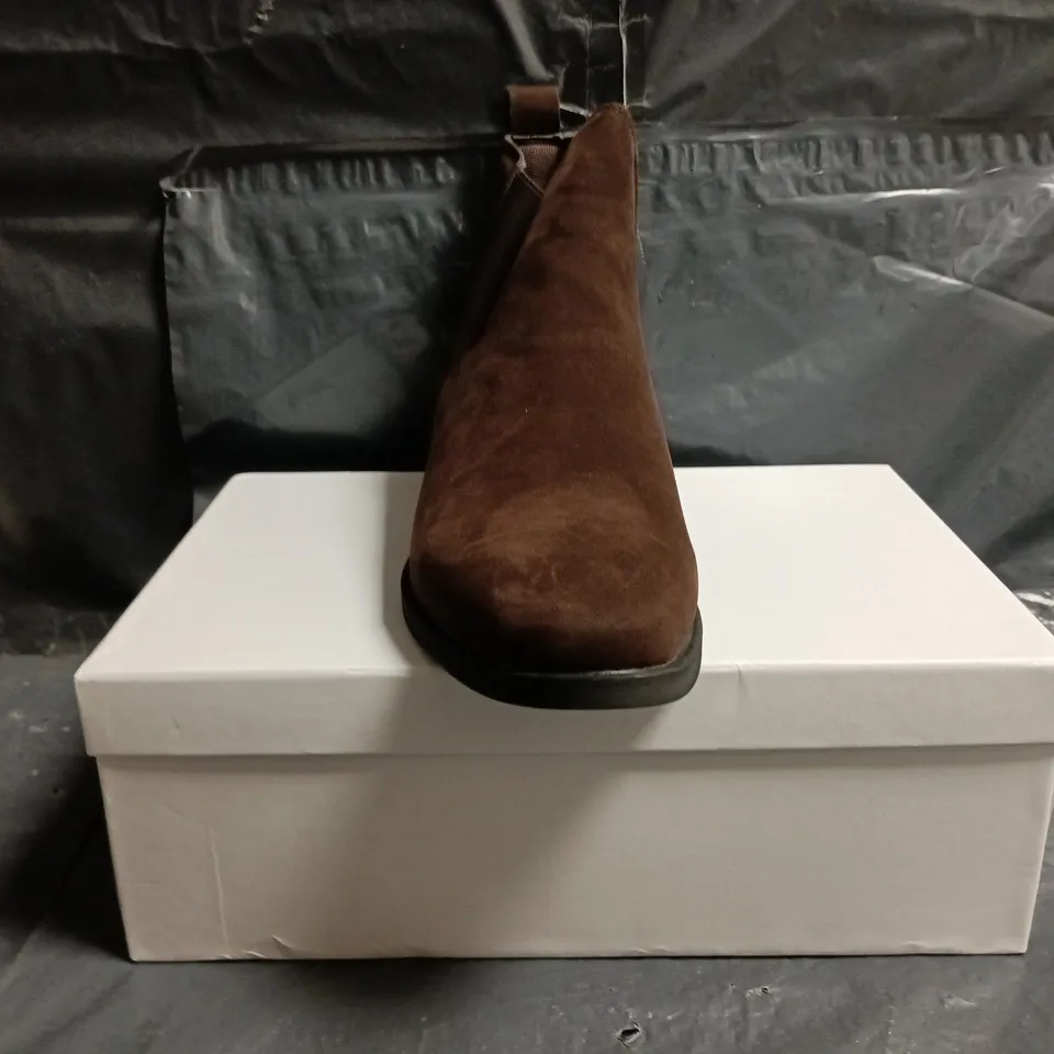 BOXED PAIR OF CONZURI HAMPTONS SHOES IN BROWN SIZE EU 44