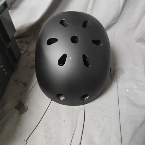 2 X BLACK CYCLING HELMET WITH MULTI-VENT DESIGN AND ADJUSTABLE STRAP