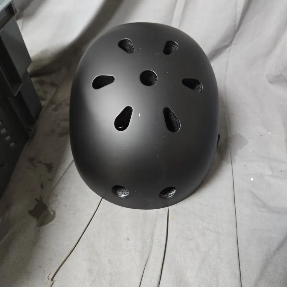 2 X BLACK CYCLING HELMET WITH MULTI-VENT DESIGN AND ADJUSTABLE STRAP