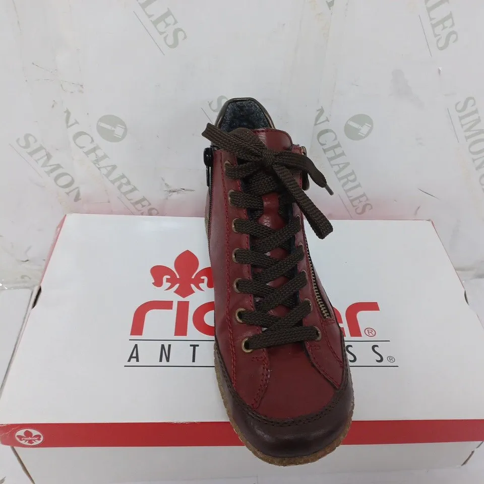 BOXED PAIR OF RIEKER SIDE ZIP WATER RESISTANT BOOTS IN BURGUNDY SIZE 4