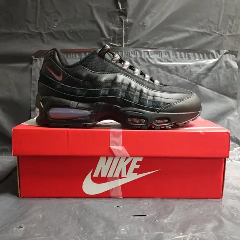 BOXED PAIR OF NIKE AIR MAX 95 TRAINERS IN BLACK/RED SIZE UK 8