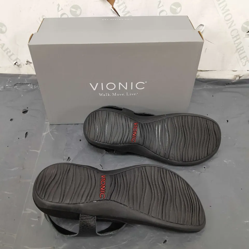 BOXED PAIR OF VIONIC BLACK SANDALS IN SIZE 6