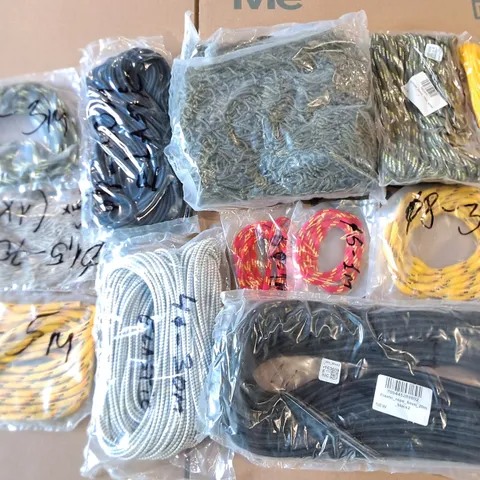 LOT OF APPROXIMATELY 22 ASSORTED PIECES OF ROPE AND CORDAGE IN VARIOUS SIZES AND COLOURS 