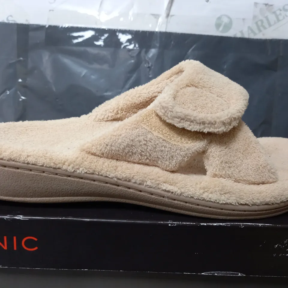 VIONIC INDULGE RELAX SLIPPERS IN TAN - UK 7