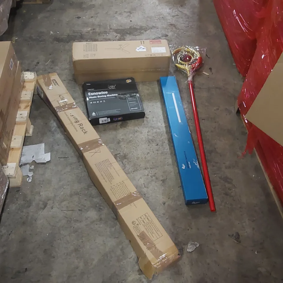 PALLET OF ASSORTED ITEMS TO INCLUDE:  CEILING FAN, CLOTHES DRYING RACK, MUSIC BOXING MACHINE, FANCY DRESS PROP, LED AQUARIUM LIGHT ECT