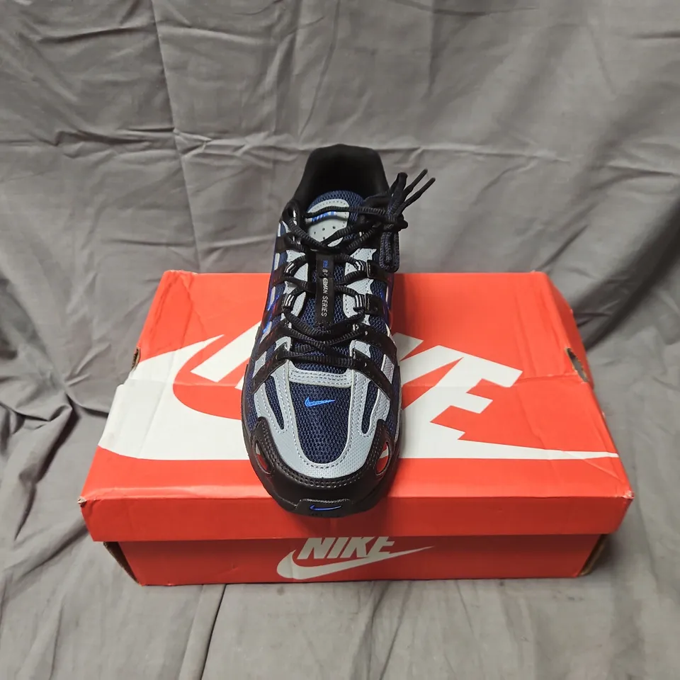 BOXED NIKE P-6000 TRAINERS – BLACK/OBSIDIAN/COOL GREY – UK 7.5 (US 8.5)