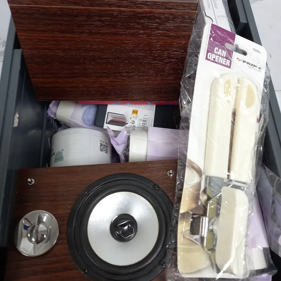 BOX OF APPROXIMATELY 10 ASSORTED ITEMS TO INCLUDE - SPEAKERS, LINT ROLLER, NOTE BOOK ETC
