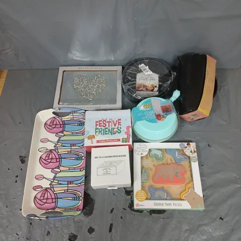APPROXIMATELY 20 ASSORTED HOUSEHOLD ITEMS TO INCLUDE PLACEMATS, WOODEN SHAPE PUZZLE, AND COLLAPSABLE DRINKS DISPENSER ETC. 