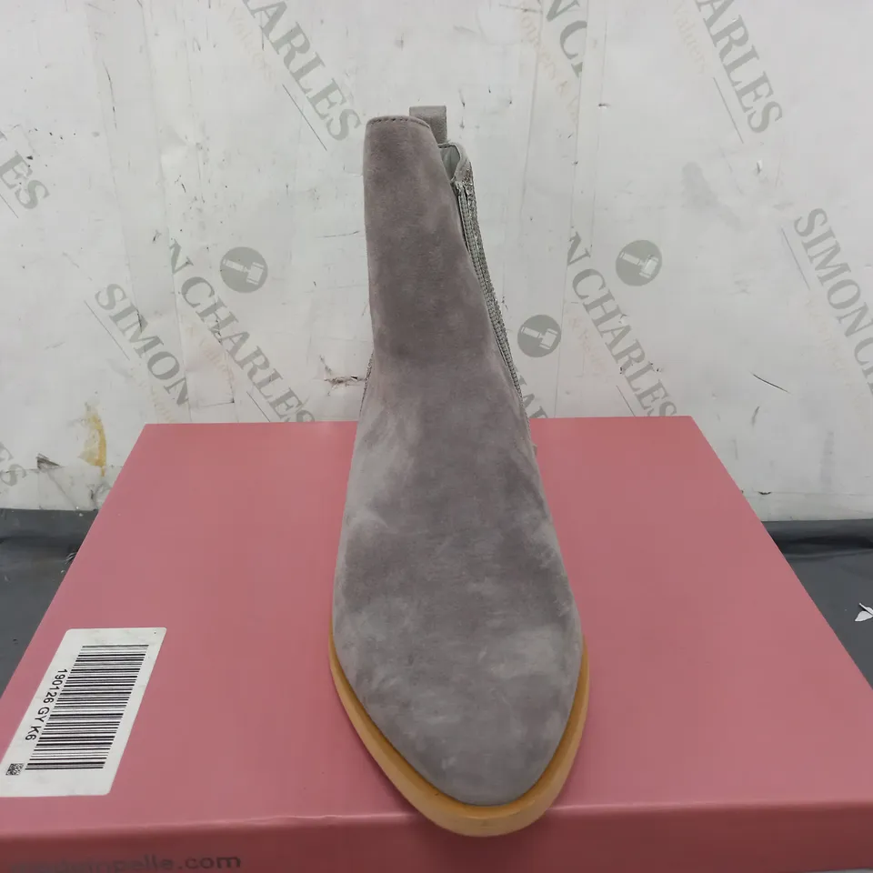 BOXED MODA IN PELLE KATREENA SUEDE HEEL BOOTS IN DARK GREY - EU 39