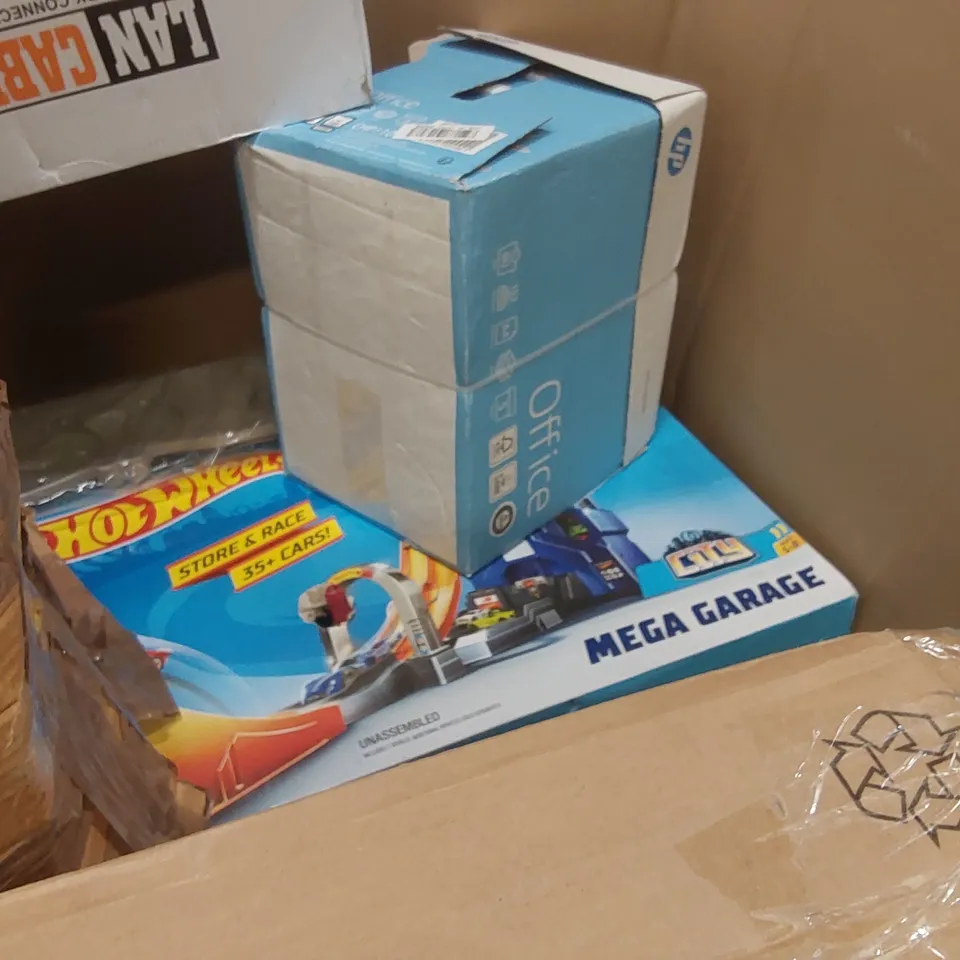 PALLET OF ASSORTED ITEMS INCLUDING: PLAYPENS, CLAW MACHINE TOY, CEILING FAN LIGHT, FOLDING PLAYMAT ECT