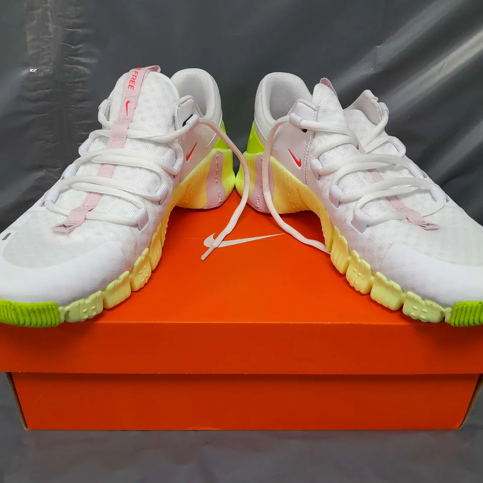 BOXED PAIR OF NIKE FREE METCON 5 SHOES IN WHITE/SEAFOAM GREEN UK SIZE 6.5