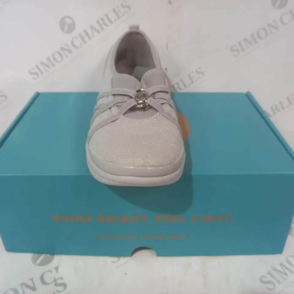 BOXED PAIR OF BZEES SHOES IN LIGHT GREY W. GLITTER EFFECT SIZE 6