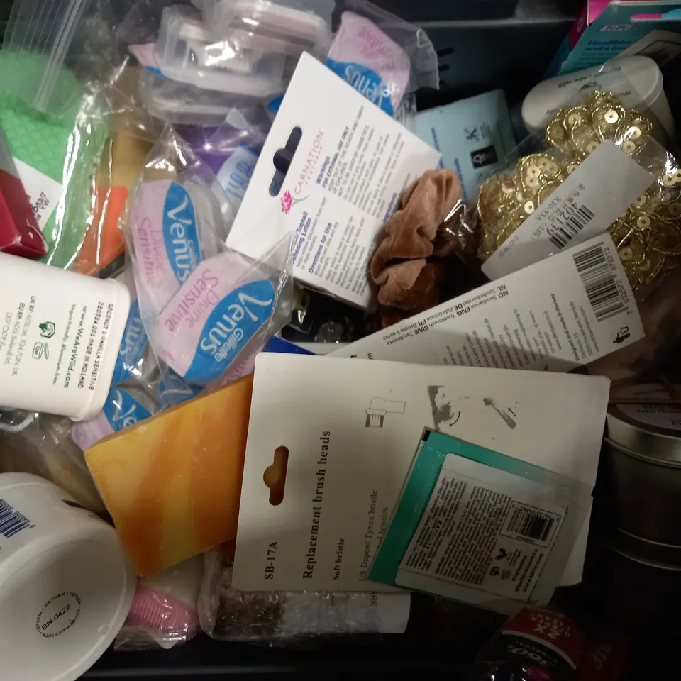 LOT OF APPROXIMATELY 20 HEALTH & BEAUTY ITEMS, TO INCLUDE TAN ACCELERATOR, HAIR DYE, RAZOR HEADS, ETC