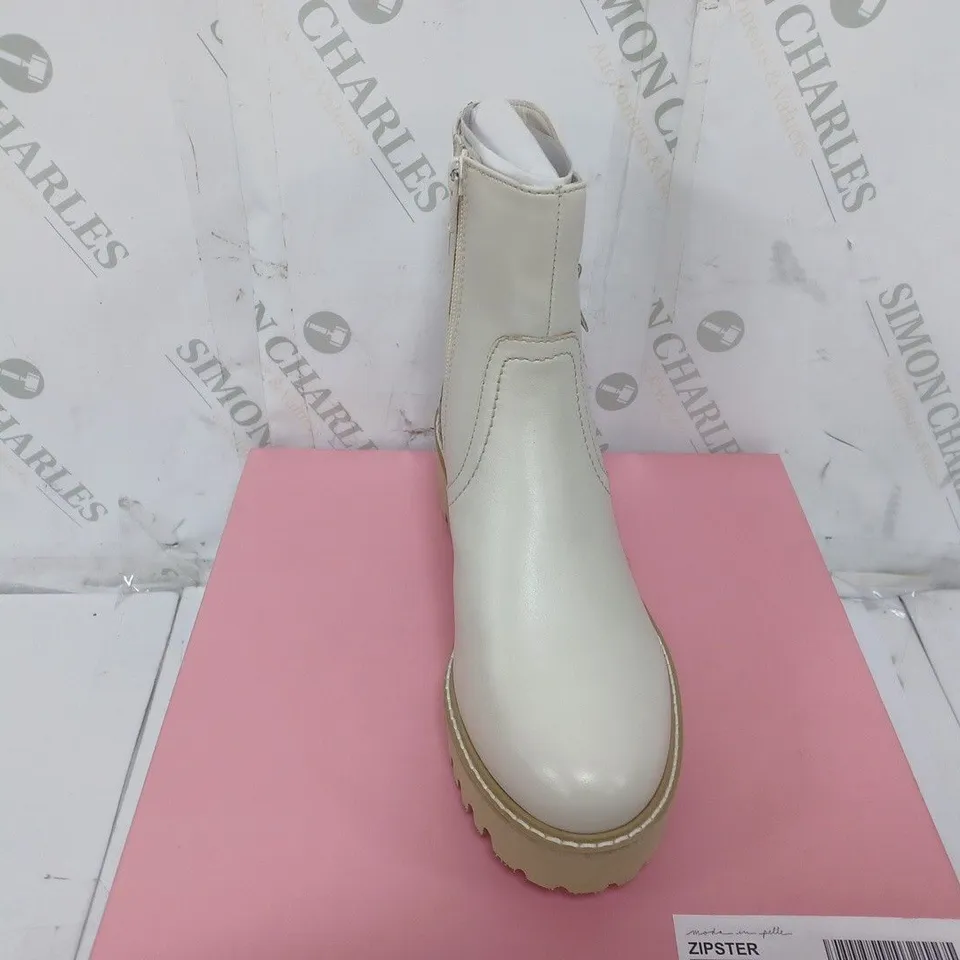 BOXED PAIR OF MODA IN PELLE ZIPSTER LEATHER BOOTS IN OFF WHITE SIZE 4