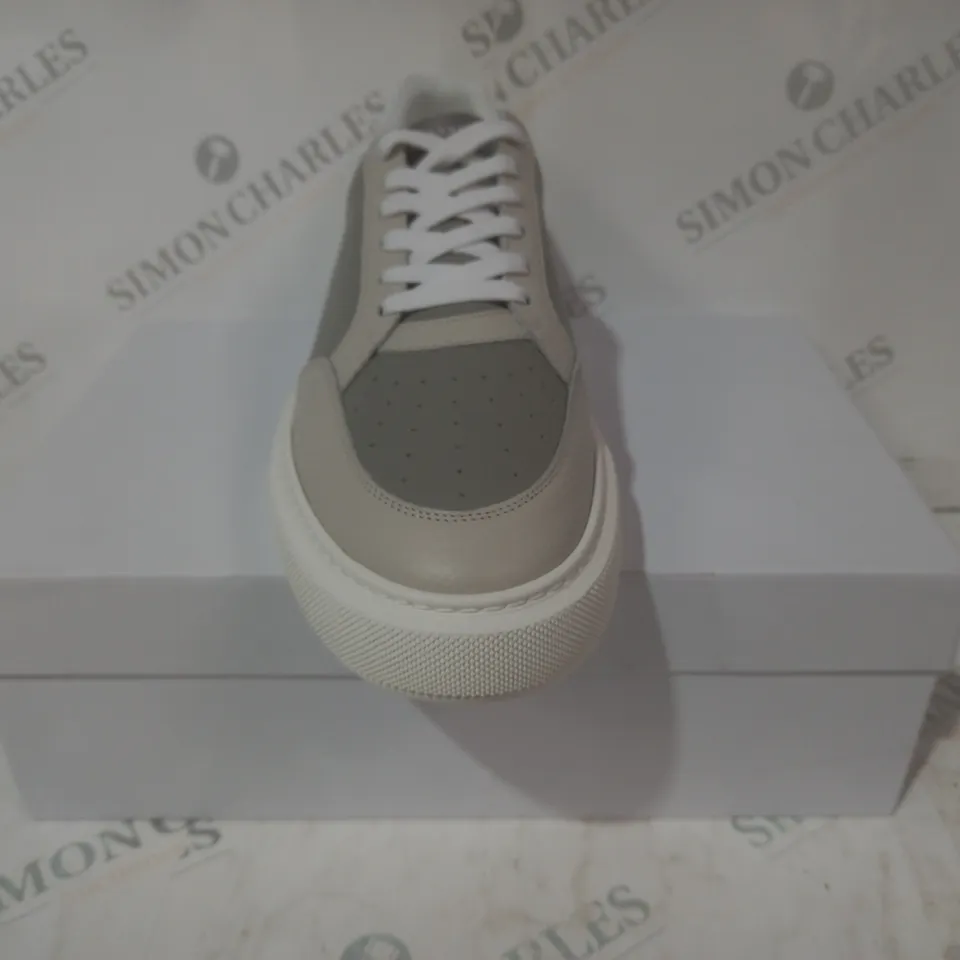 BOXED PAIR OF ARNE COURT TRAINERS IN GREY/STONE UK SIZE 10