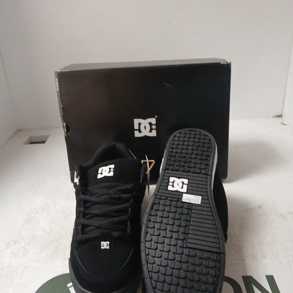 BOXED DC SHOES BLACK/WHITE SNEAKERS – UK 9 (US 10, EU 43)