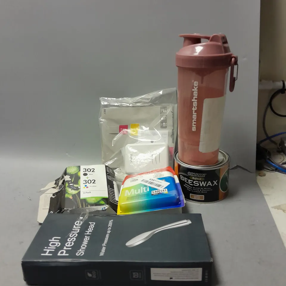 BOX OF ASSORTED HOUSEHOLD ITEMS TO INCLUDE SMARTSHAKE BOTTLE , HIGH PRESSURE SHOWER HEAD , ETC