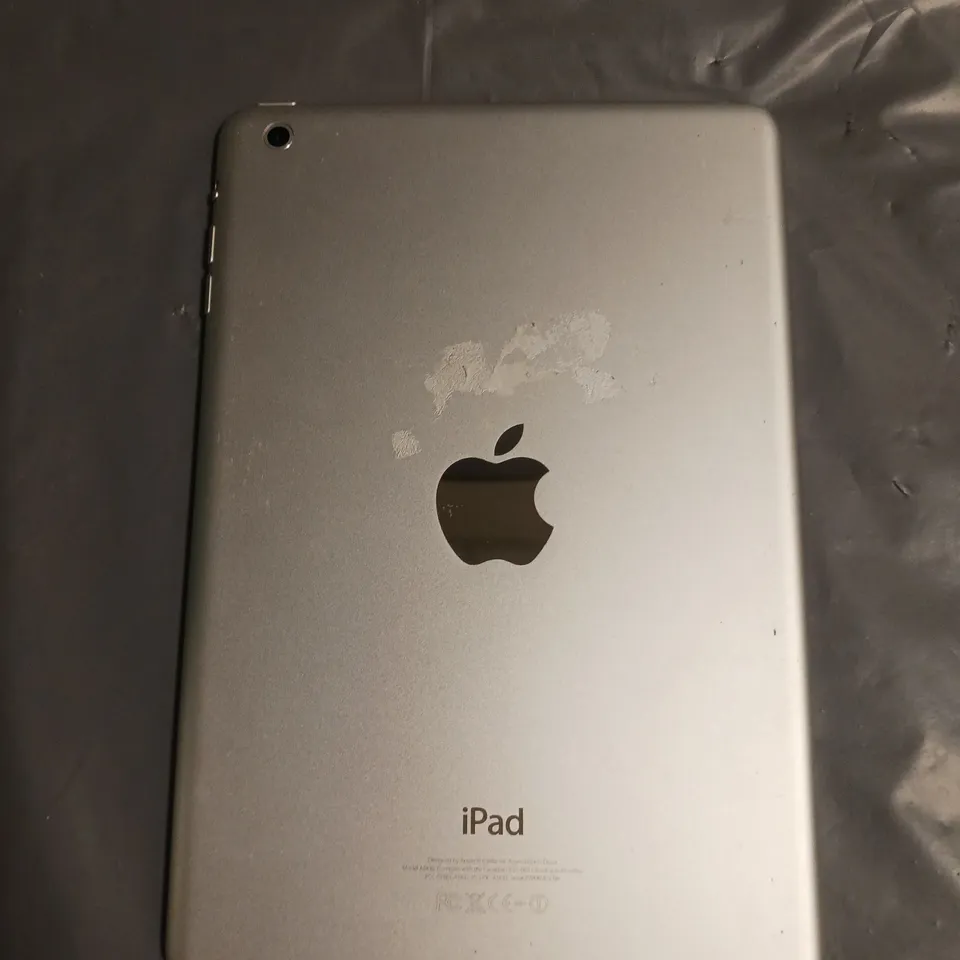 APPLE IPAD MINI 1ST GEN TABLET IN WHITE/SILVER