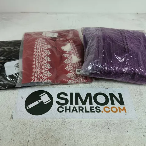 APPROXIMATELY 35 ASSORTED WOMENS CLOTHING ITEMS IN VARIOUS SIZES & STYLES