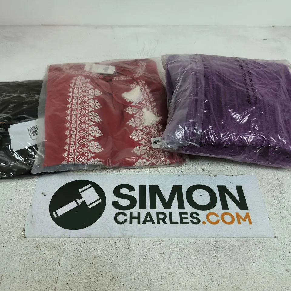 APPROXIMATELY 35 ASSORTED WOMENS CLOTHING ITEMS IN VARIOUS SIZES & STYLES