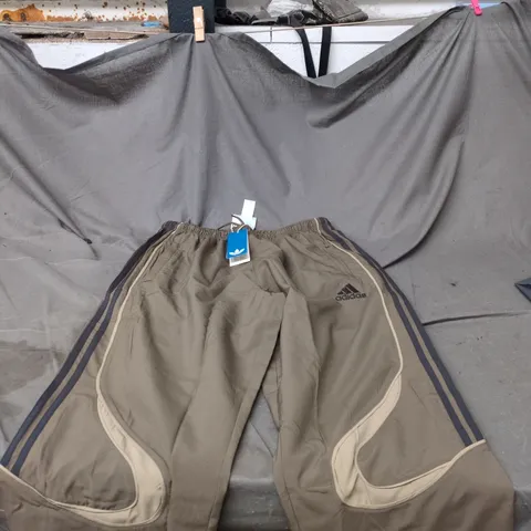 ADIDAS MEDIUM TRACK SUIT BOTTOMS TAGGED