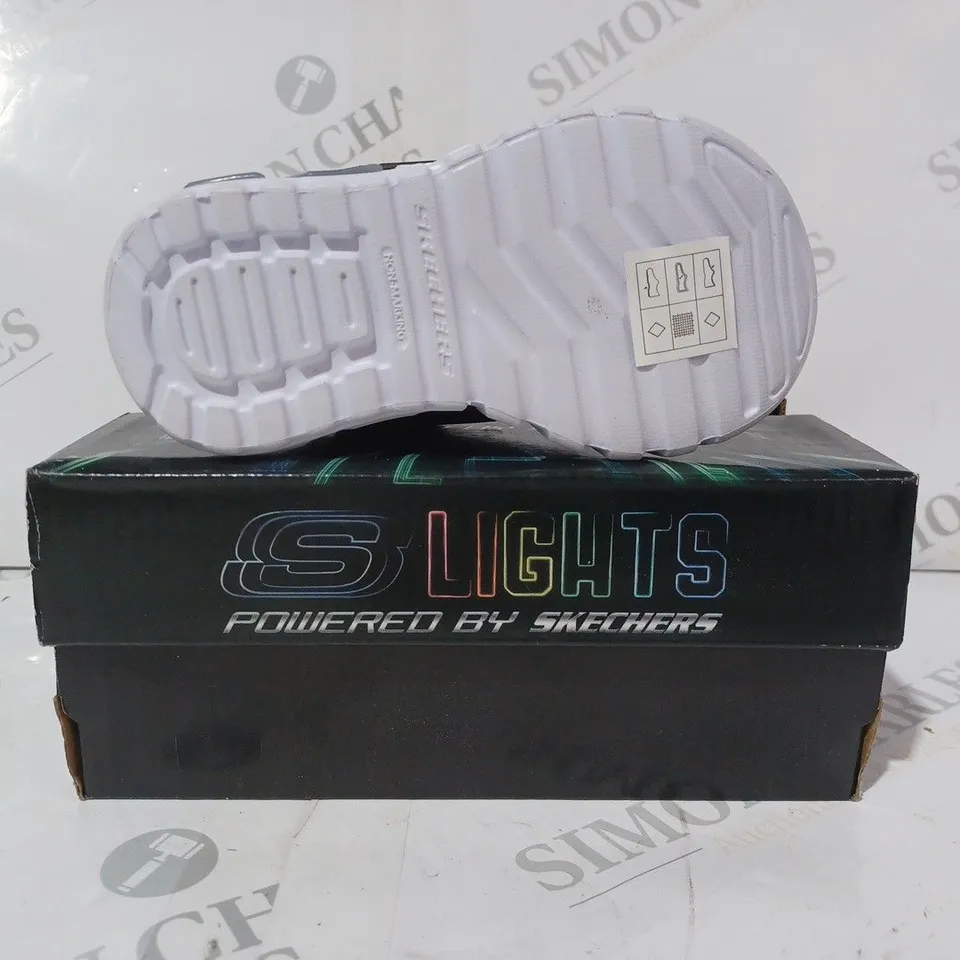 BOXED PAIR OF SKECHERS FLEX-GLOW ELITE KIDS SHOES IN BLACK/WHITE UK SIZE 6